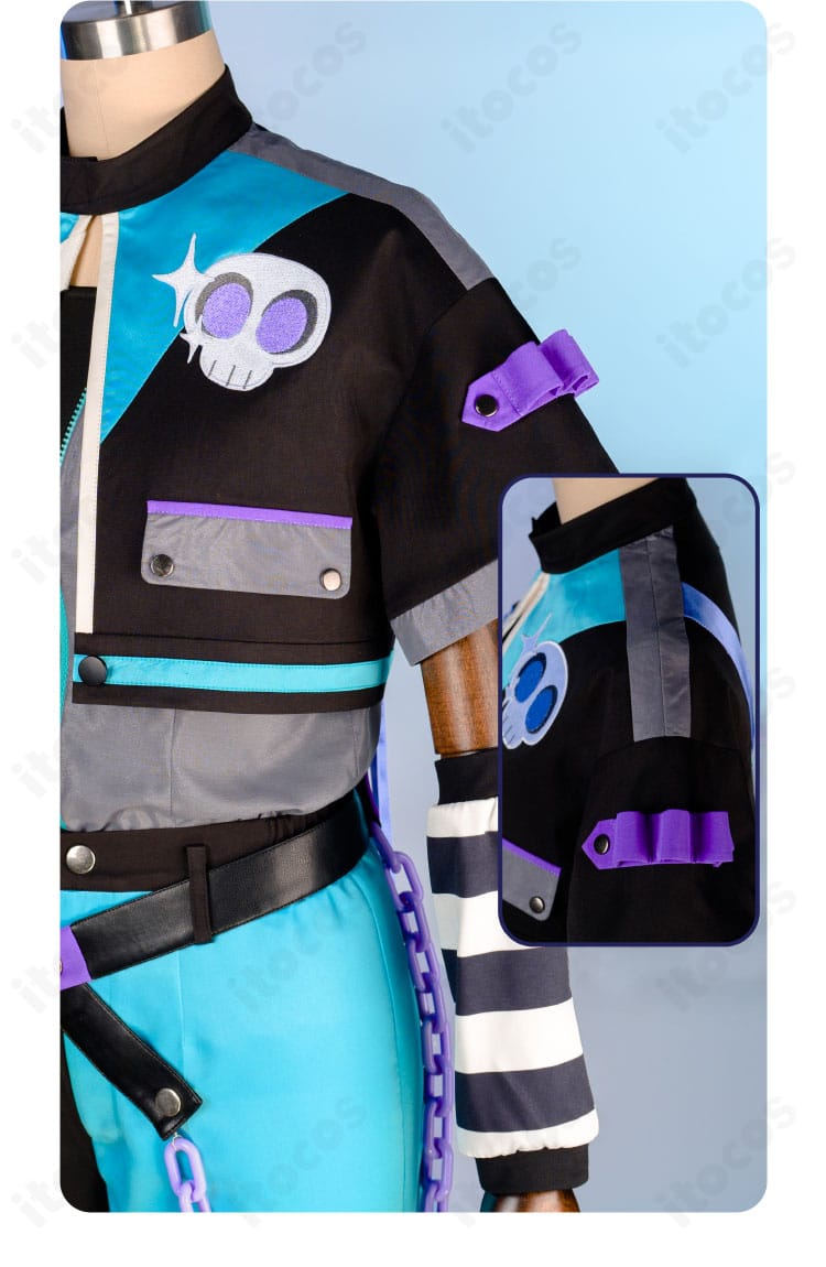 右肩の装飾アップ。エポ風バッジとチェーンの配置、ステッチの仕上げを示すディテール画像