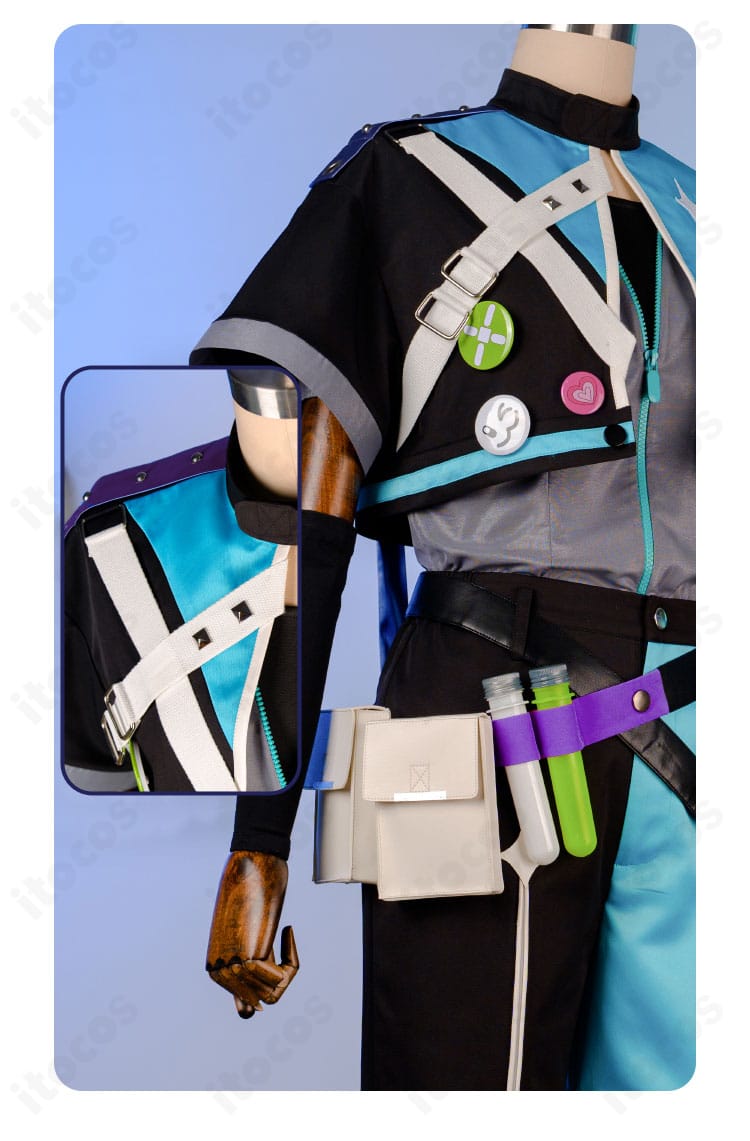 左肩の装飾アップ。肩章とチェーンの質感、留め具の仕立てが分かるディテール画像