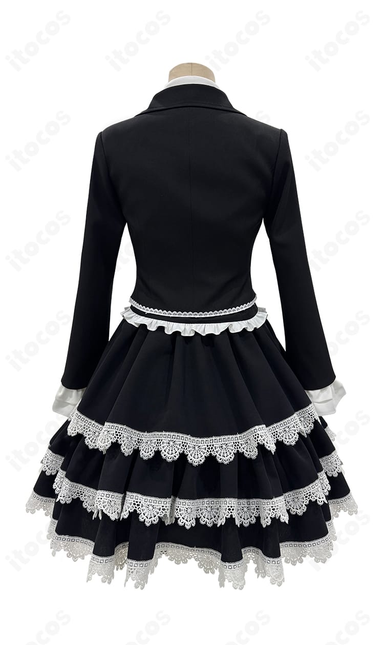 セレスティア・ルーデンベルク ゴスロリ衣装の背面図。コートのシルエットとスカートのボリュームが映える構図