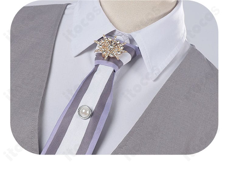 ネクタイ装飾のアップ。表面の意匠と結び位置の再現度が確認できるセイヤ衣装のネクタイ詳細。