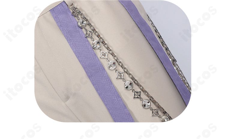 胸飾りのディテール。質感と形状、取り付け位置が分かるセイヤ衣装のアクセントパーツ拡大。