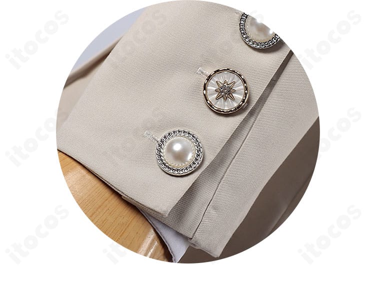 袖口装飾の詳細。カフのデザインと装飾パーツの質感が映えるセイヤ衣装のクローズアップ。