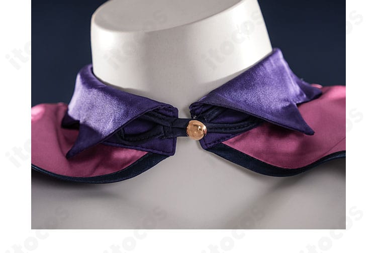 星宮六喰コスプレ衣装の襟留め具のクローズアップ。留め位置と意匠