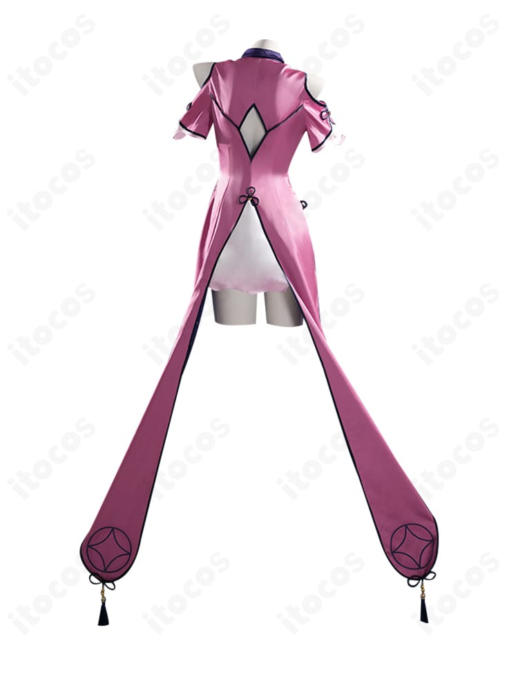 星宮六喰コスプレ衣装の背面。背中の装飾配置と裾の広がりを表示