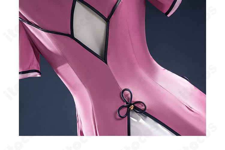 星宮六喰コスプレ衣装の背面装飾ディテール。中央装飾と生地の落ち感