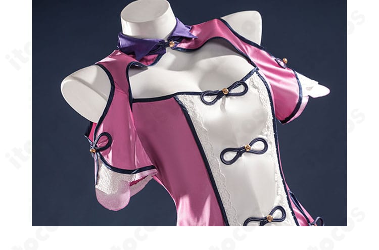 星宮六喰コスプレ衣装の襟元ディテール。装飾パーツの配置と縫い目の見え方