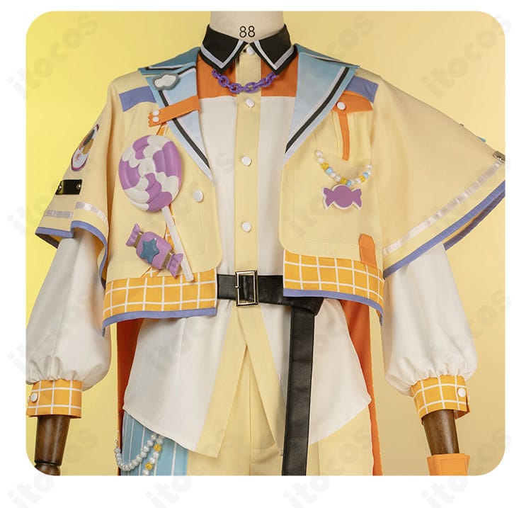 天祥院英智 コート上衣の装飾ディテール。縁取りと飾りパーツの質感が分かる近影。