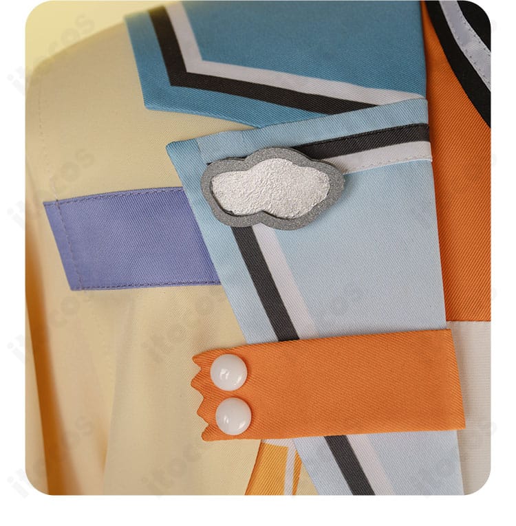 天祥院英智 衣装の襟周り装飾。刺繍と金属調パーツの質感を捉えたアップ。