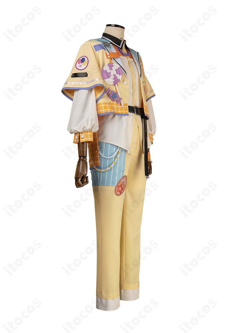 天祥院英智 ハッピーチャーム衣装 サイド全身。ラインの美しさとコートのシルエットを強調。