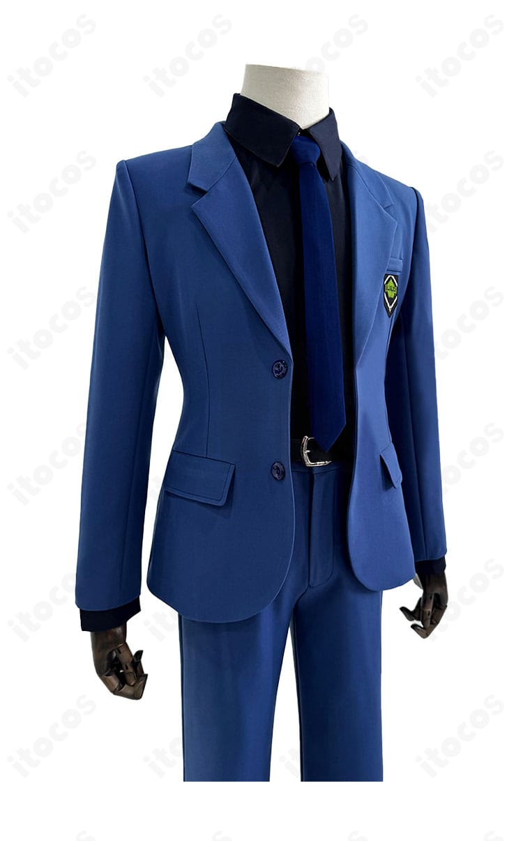 ブルーロック 潔 世一 学園制服コスプレ左側面。肩線と袖の落ち感、全体のフィット感が分かるカット。