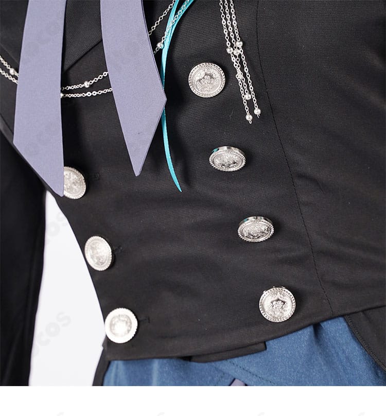 シエル・ファントムハイヴ 27巻衣装 ボタン装飾の近影。整った配置と仕上げのこだわりを示す画像。