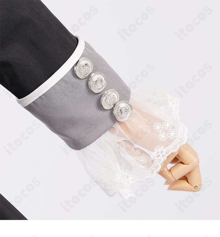 シエル・ファントムハイヴ 27巻衣装 袖のボタン装飾。細部まで再現された意匠が分かる接写。