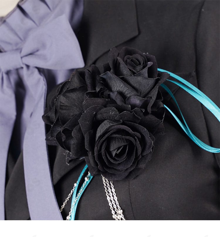 シエル・ファントムハイヴ 27巻衣装 胸飾りディテール。装飾パーツの質感と配置が分かる接写。