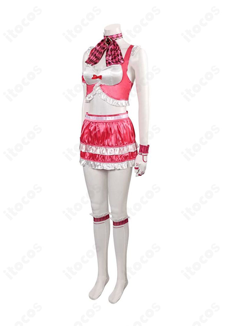 左側面ディテール：袖口フリルとスカートの広がり、縫製ラインの仕立てを表示。