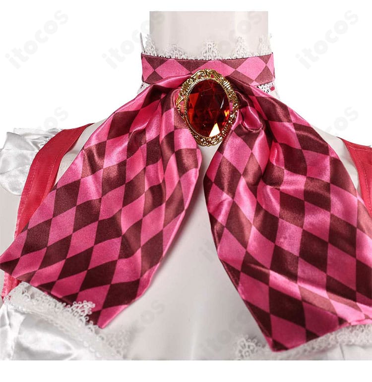 首飾りディテール：リリ特有のスカーフ・チョーカー周りの縫製と装飾の近接画像。