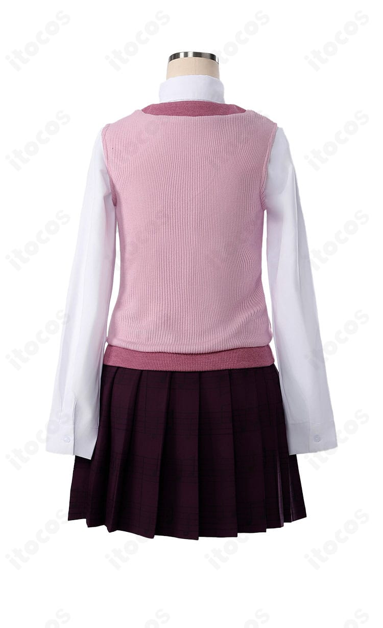 赤松楓コスプレの背面。ベストの丈感とスカートの広がり、背中側のラインが分かる後ろ姿の再現画像。