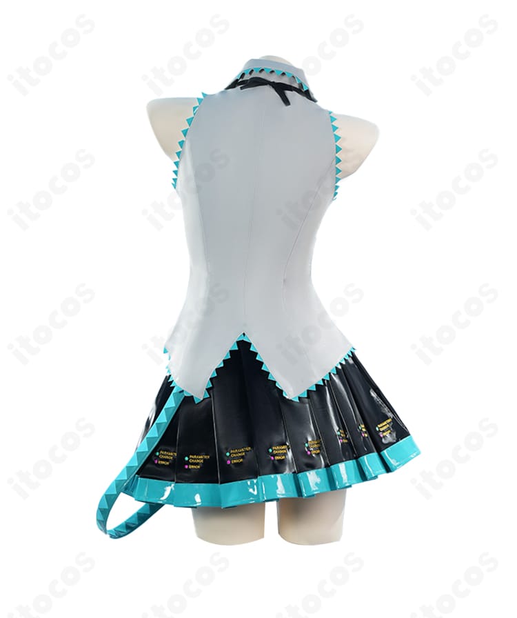 初音ミク V2版コスプレ衣装の背面。後ろ姿のラインと裾の動きが分かる構図