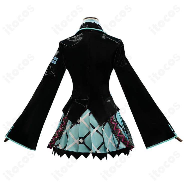 初音ミク if コスプレ衣装の背面。背中の切り替えと裾装飾、シルエットの流れを確認できる