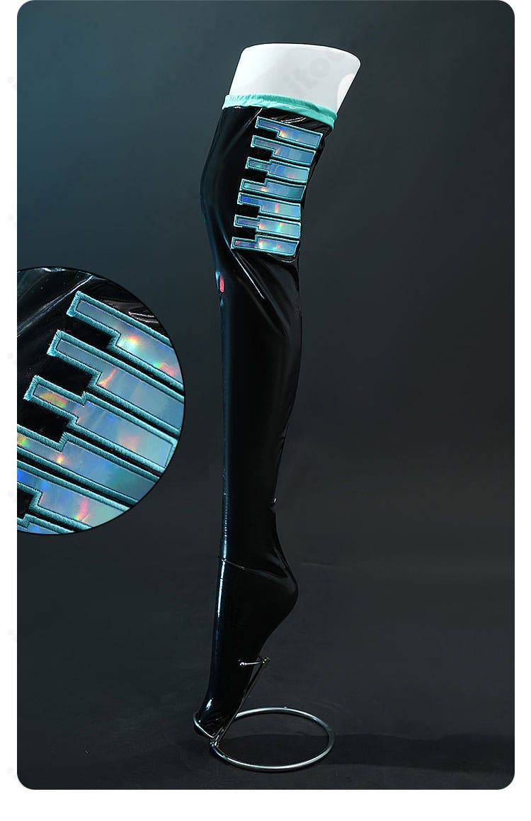 初音ミク if コスプレ衣装のセット内容一式。コート、シャツ、スカート、靴下、髪飾り、腰飾り、ネクタイ、ヘアピン