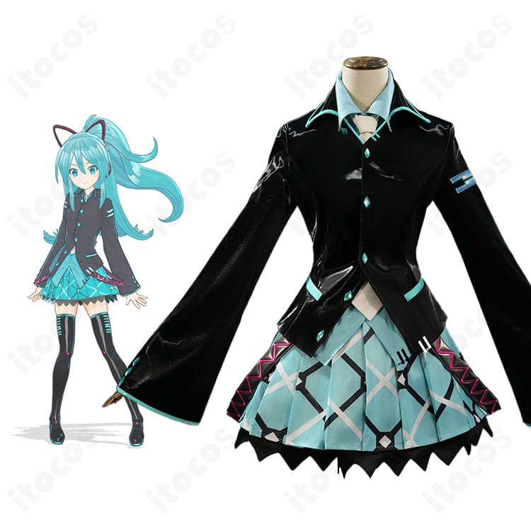 初音ミク if コスプレ衣装とキャラクターの組み合わせ画像。水色基調のコートとスカート、腰飾りまで高再現の全体像