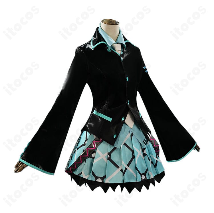 初音ミク if コスプレ衣装の側面。コートのシルエットとスカートのライン、腰飾りの位置関係が分かるカット