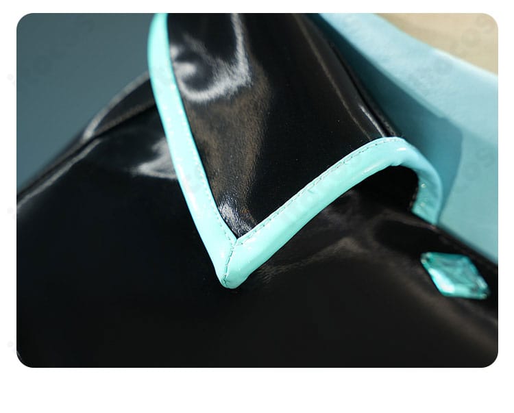 初音ミク if 衣装の襟ディテール。刺繍風装飾とネクタイ結び目の質感が分かるアップ