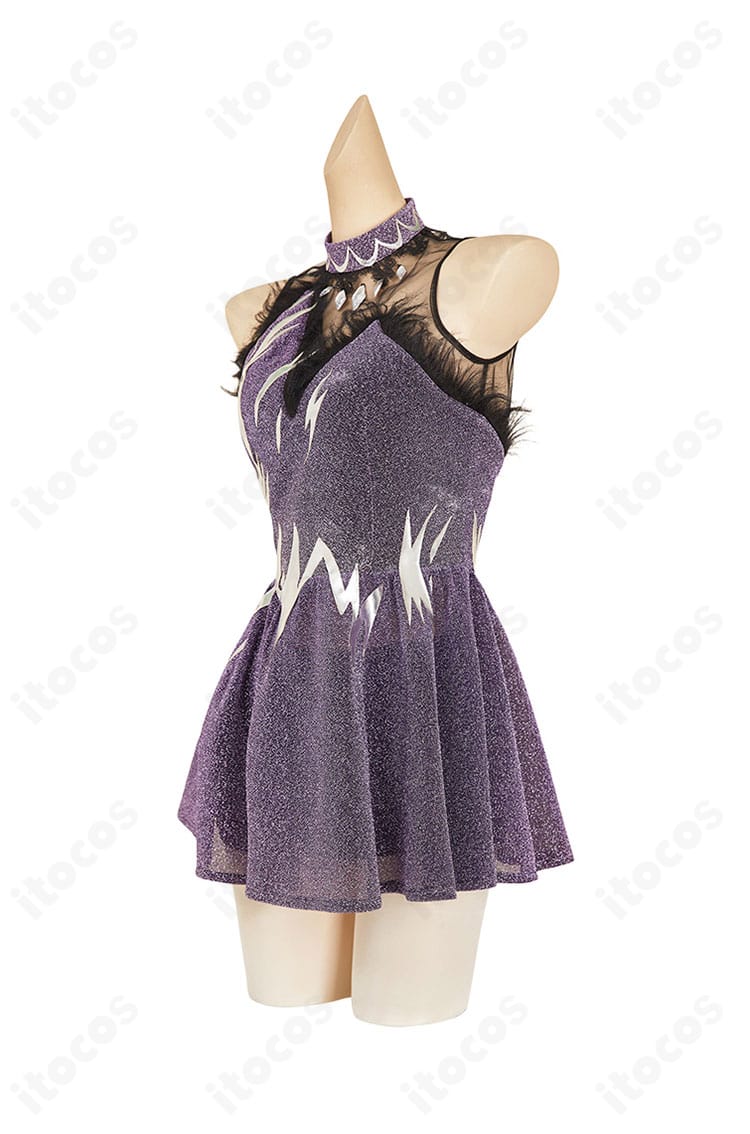 左側面ビュー。腕の可動性とサイドの装飾配置が分かるフィギュアスケート衣装