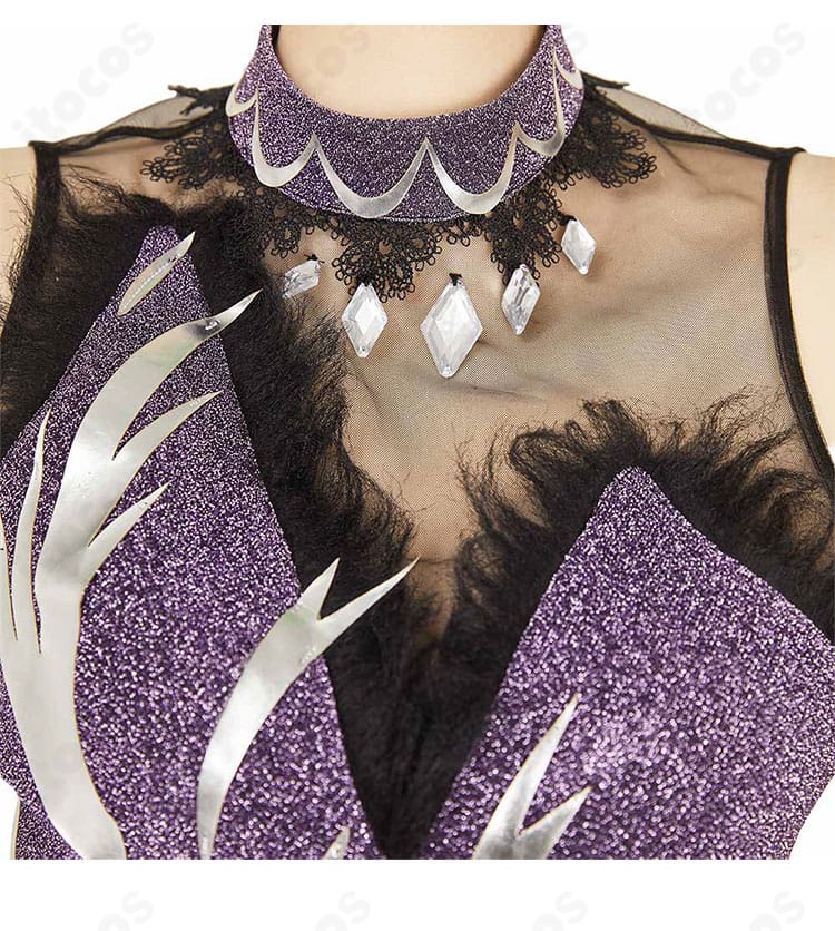 ネック装飾のクローズアップ。襟元の装飾バランスと縫製ディテール