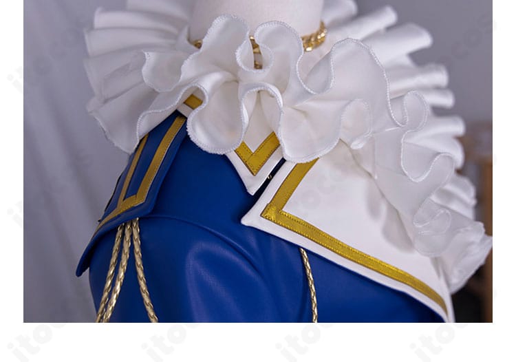 肩周りの装飾ディテール。立体的な縫製でシルエットをシャープに演出。