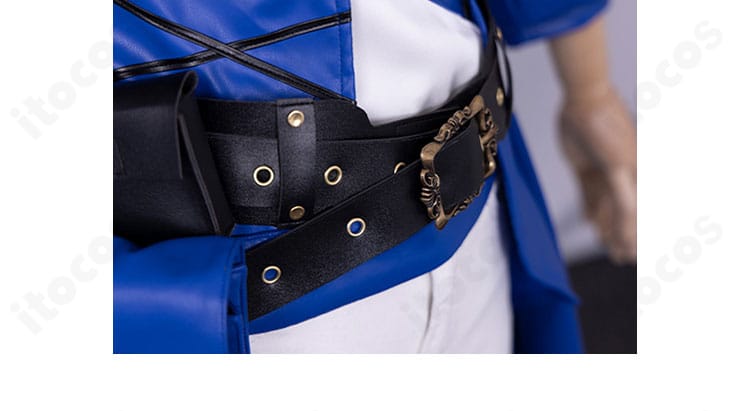 ウエストベルトと金具ディテールの近接写真。キャラクターらしい機能的デザインが際立つ。