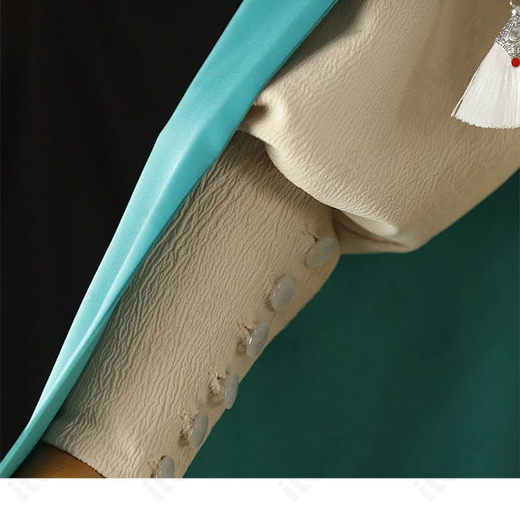 袖口装飾の詳細アップ。縫製の整いと装飾パーツ配置が分かる精緻な仕上げ。