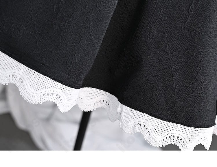 スカート裾のレース模様ディテール。優雅なレースワークで撮影映えする質感を表現