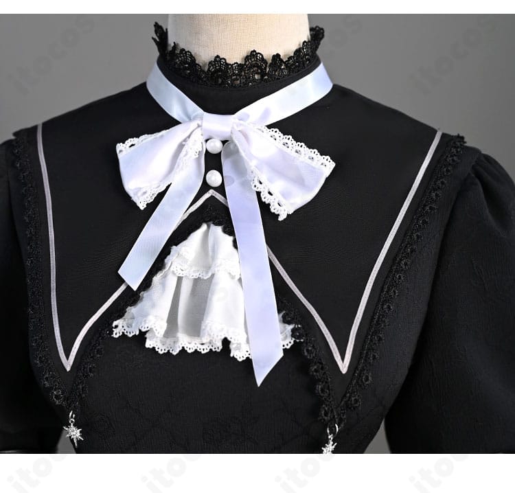 胸元のリボン装飾ディテール。縁取りの整った仕上げとバランスの良い結び目をクローズアップ