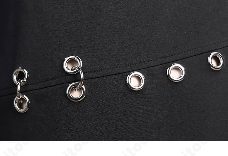 白石杏コスプレ衣装の背面開口デザイン。個性的な背中のカッティングを強調