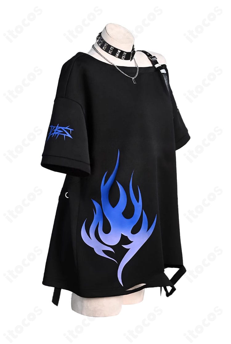 白石杏コスプレ衣装の側面。腕・脚周りのシルエットと装飾の重なりを確認できる写真