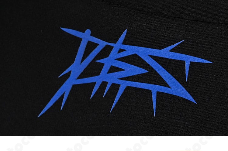 コスプレ衣装の背面装飾アップ。チェーンの取り付けと背面デザインの再現度を示す。