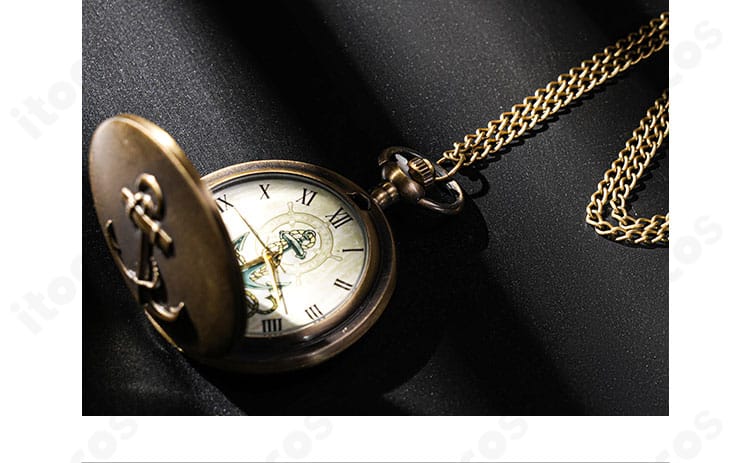 レストレード警部衣装の帽子装飾詳細。警官風デザインとエンブレムの再現。