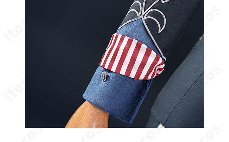 コスプレ衣装の肩部装飾詳細。肩章と縁取りの精緻なつくりでキャラクター性を表現。