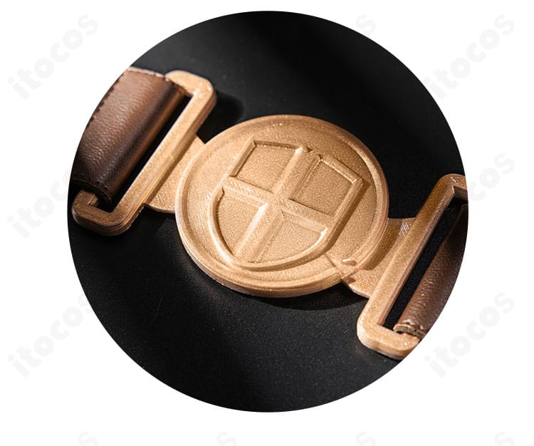 レストレード警部衣装の腰ベルト装飾ディテール。金属調パーツと重厚なデザインを強調。