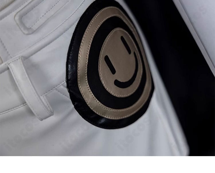 ショートパンツの笑顔モチーフ装飾。ユニークで目を引くデザインアクセントのクローズアップ。