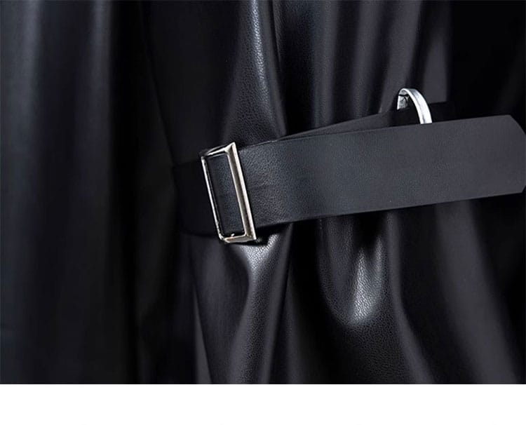 コート背面のリボン装飾。エレガントさを演出する背面ディテールを示す画像。