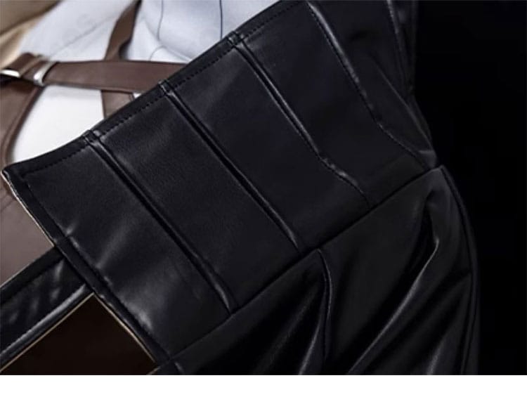 コートの襟元装飾アップ。ジェインのスタイルを特徴付ける繊細な意匠と質感が分かる画像。