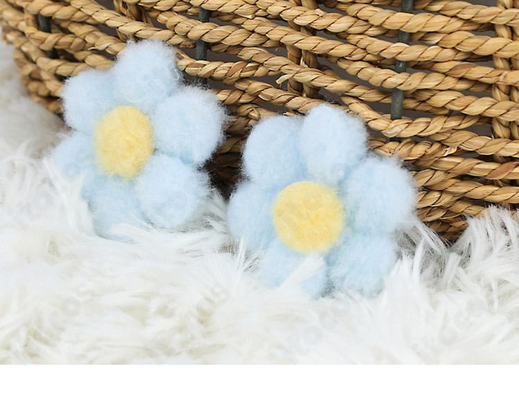 花モチーフ髪飾りの正面アップ（木之本桜 普段着）