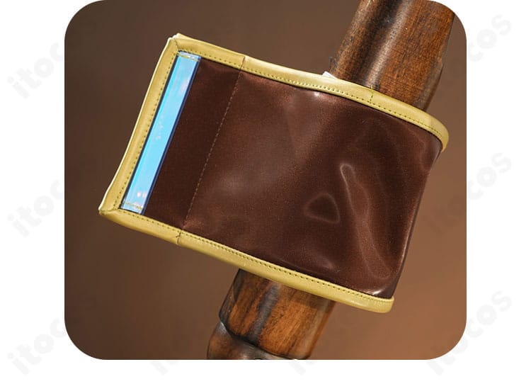 巡音ルカの腕飾り正面。象徴的アクセサリーの形状とサイズ感を示す。