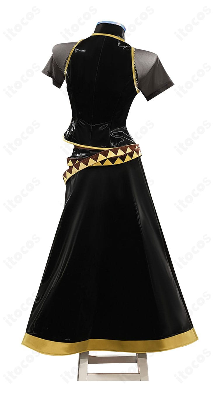 巡音ルカ コスプレ衣装の背面全身。背面装飾とライン取りの再現度を強調。