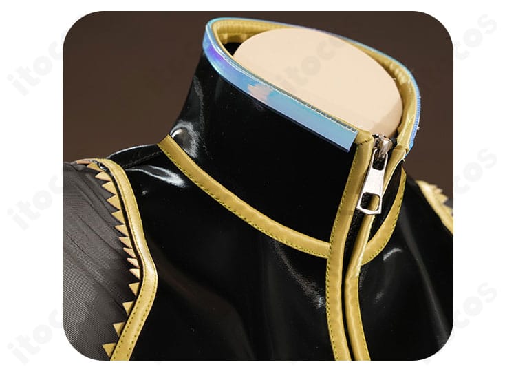 巡音ルカ コスプレ衣装の襟元アップ。縁取りと装飾モチーフの作り込みが見える近接画像。