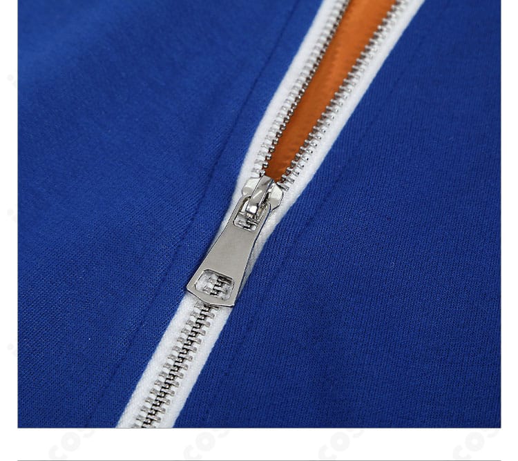 ルーク衣装のズボン脚部ディテール。膝周りの切替と裾のラインを強調。