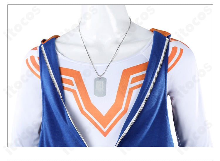 ルーク衣装のネックレス装飾ディテール。質感と長さ、胸元での見え方を近接で表現。