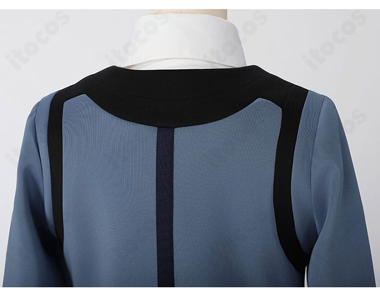 コート背面のディテール。ヨークや縫い目の処理など背面デザインの要点をクローズアップ。