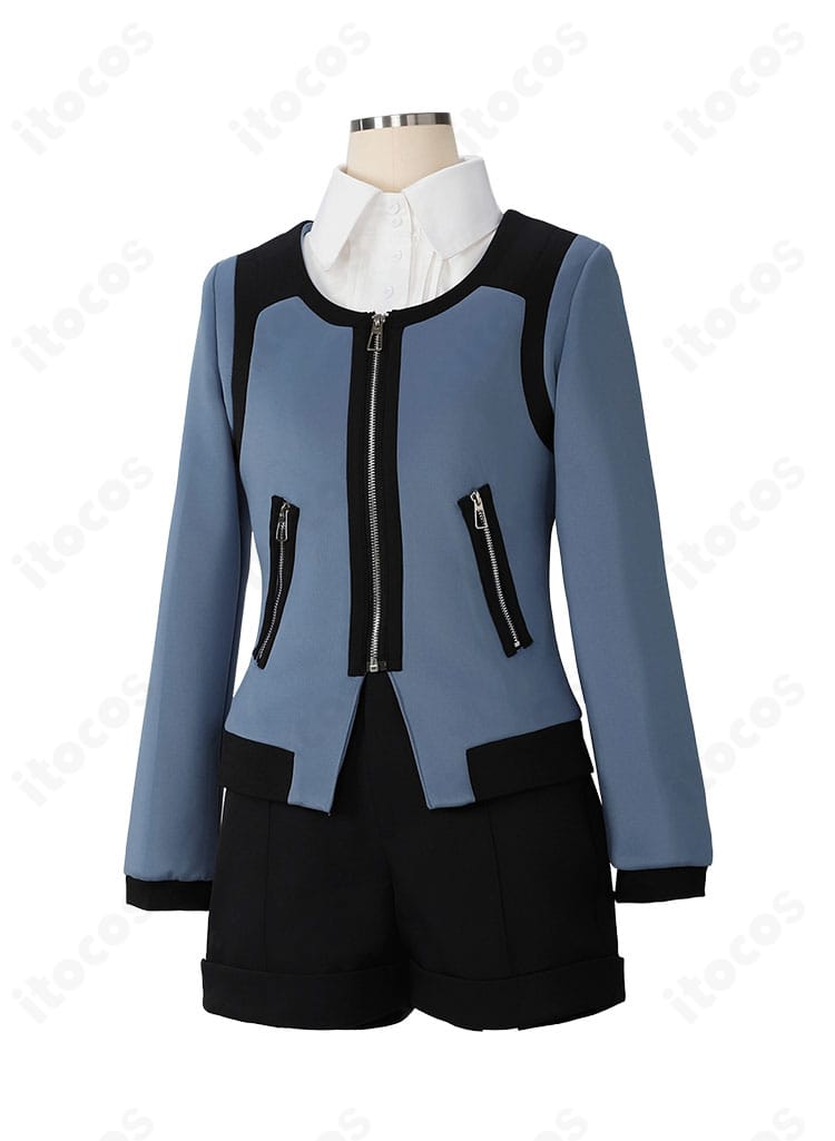 左側面からの衣装画像。ショートパンツの丈感とコートのサイドの見え方を強調。